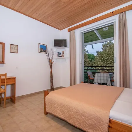 Gæstehus Theodora Location In Next To The Party Area Laganas